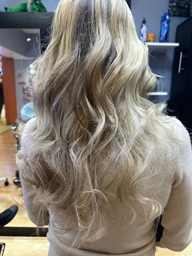 Coiffeuse au travail
